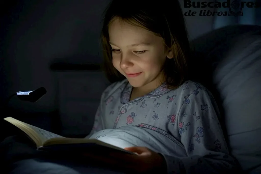 niño usando lampara de lectura